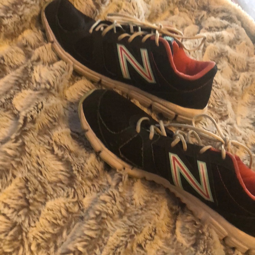 *SLIGHTLY USED* NIKES SIZE 8 SNEAKERS